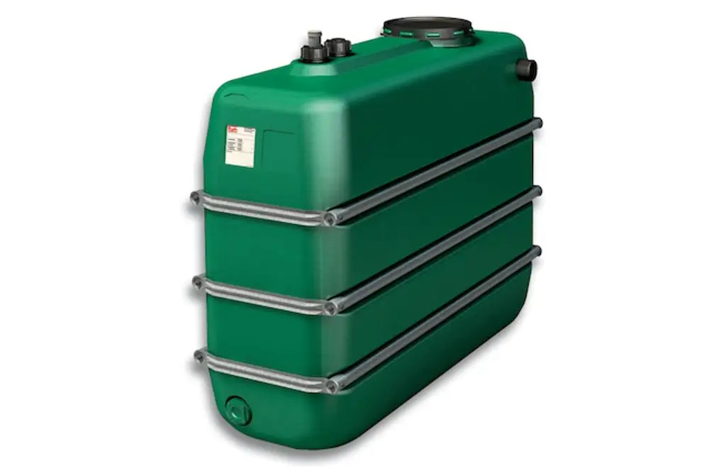 Grüner Regenwasserspeicher mit mehreren horizontalen Rillen, ausgestattet mit einem Deckel und Anschlussmöglichkeiten. Marke Roth.